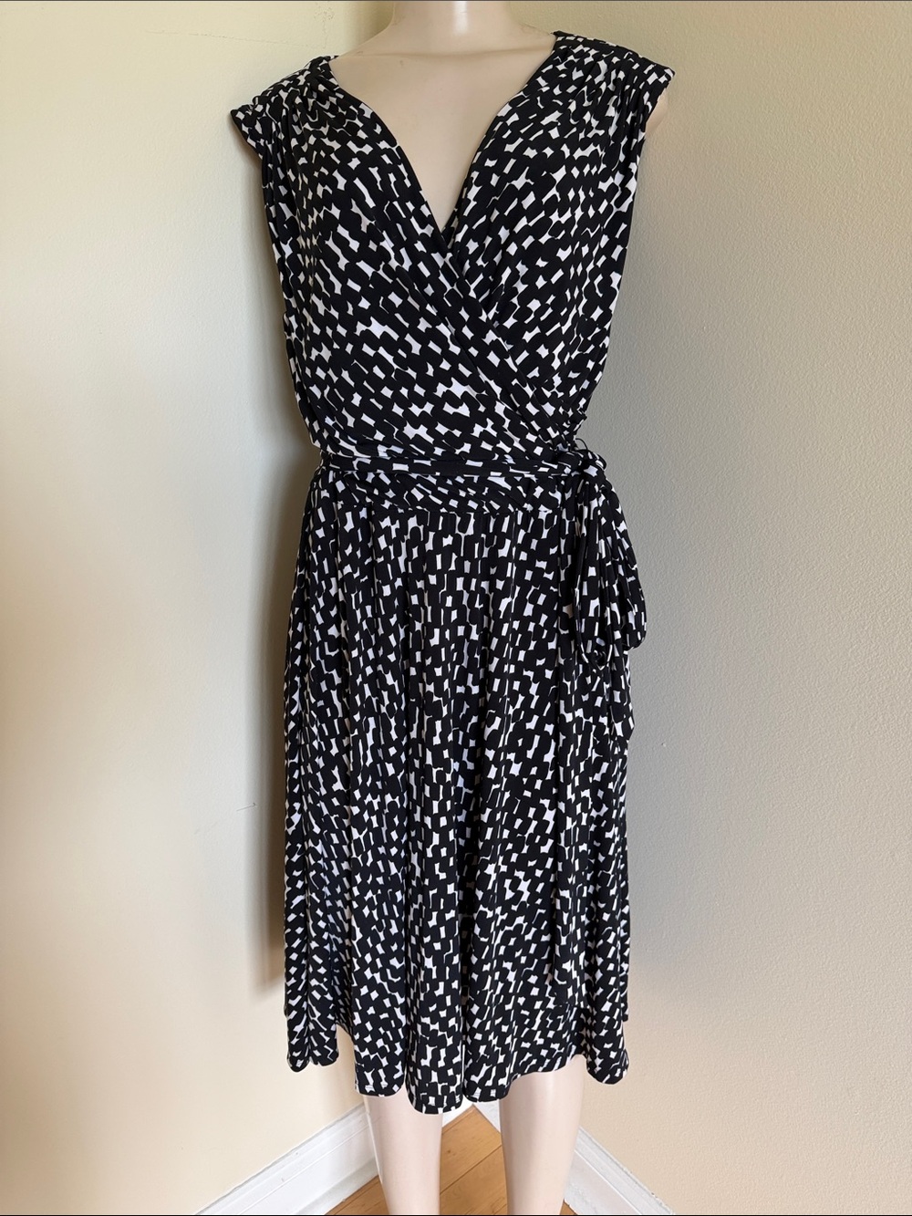Jessica Howard Black & White Printed Wrap Dress with Tie Waist